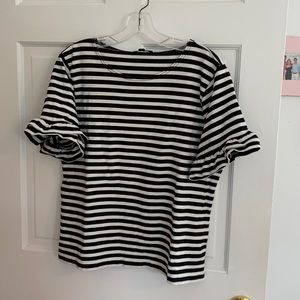 Short sleeve with a double ruffle hem.